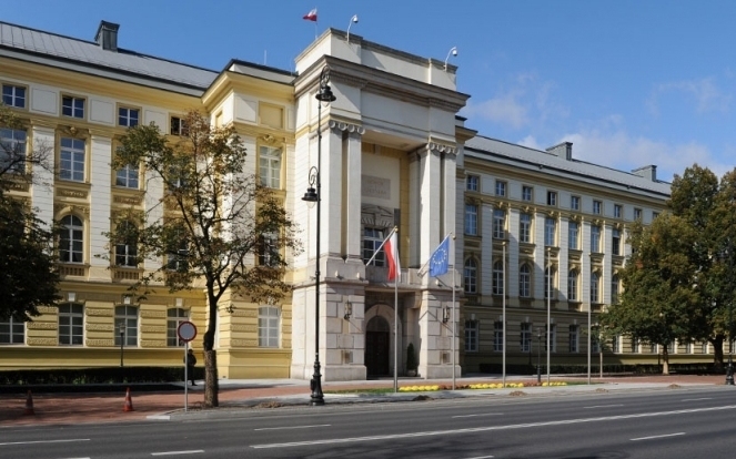 Centrum Informacyjne Rządu dementuje #fakenews: Ministrowie NIE DOSTANĄ odpraw