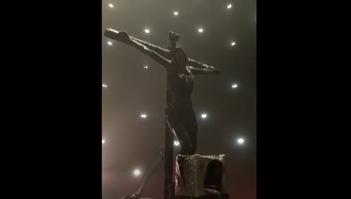 [video] Barbarzyńcy. Wstrząsające obrazy. Spalony krzyż. Pożar w katedrze po wrzuceniu koktailu Mołotowa