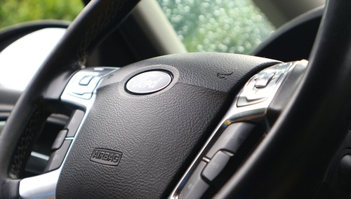 Nowe unijne normy emisji CO2 wymuszają na producentach samochodów przejście na hybrydy i elektryki