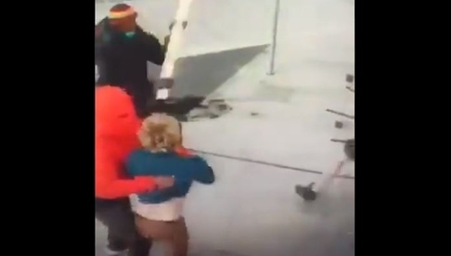 Uwaga drastyczne. "Protesty" w USA: Bandyci pobili starszą kobietę, która próbowała chronić swój dobytek