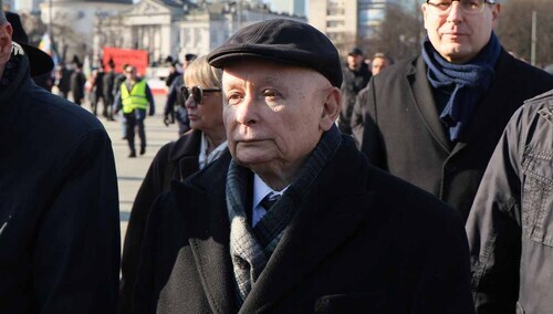 Prezes PiS Jarosław Kaczyński pod Pomnikiem Ofiar Tragedii Smoleńskiej w Warszawie