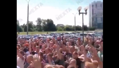 [video] Kto głosował na Łukaszenkę? Kilka rąk dyrektorów. Kto na Cichanouską? Las rąk robotników