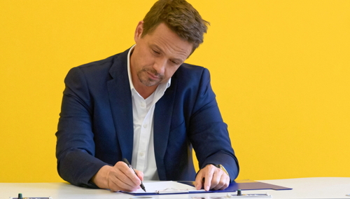 [video] To się nie dzieje naprawdę. Rafał Trzaskowski "udowadnia" swój wzrost. Twitter zrywa boki