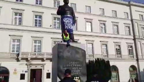 Działacz Obywateli RP wszedł na pomnik Lecha Kaczyńskiego z banerem. Zdjęcie udostępnia polityk PO