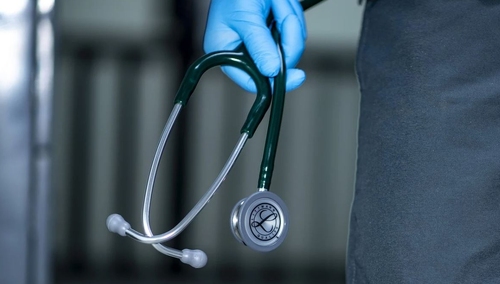 "Nie zróbmy tu za 2 tygodnie Włoch. Nie jedźmy na Święta". Przejmujący apel lekarza do Polaków