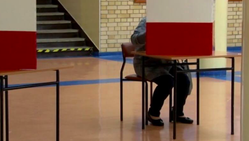 Warszawa. Członek komisji przyszedł do lokalu wyborczego z bronią