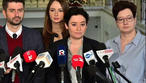 "Krzysiek ma taki styl, jest dosyć krotochwilny". Rzecznik SLD o wpisie Śmiszka dot. startu w wyborach