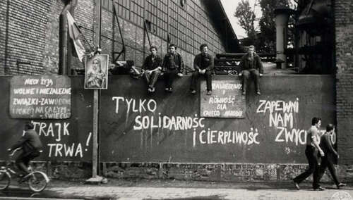 Mur z graffiti i ludzie