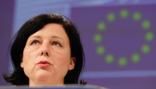 Jourova straszy: Nie można poświęcić powiązania funduszy z praworządnością dla porozumienia budżetowego