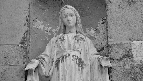 Maryja i strażacy. Internauci publikują najbardziej wzruszające zdjęcie ostatniego czasu