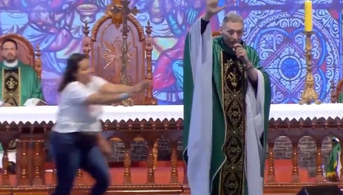 [video] Kobieta na oczach tysięcy wiernych zaatakowała księdza podczas mszy świętej