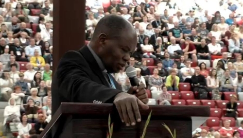 [video] W rekolekcjach z o. Johnem Bashoborą "Jezus na Stadionie" bierze udział ponad 60 tys. osób