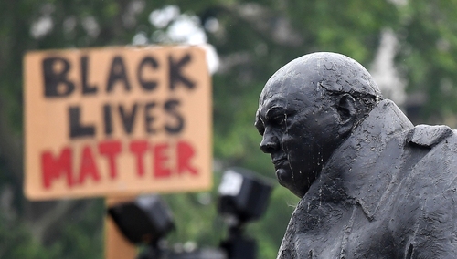 Francuski polityk: "Obecna kampania antyrasistowska potępia w czambuł wszystko, co jest białe"