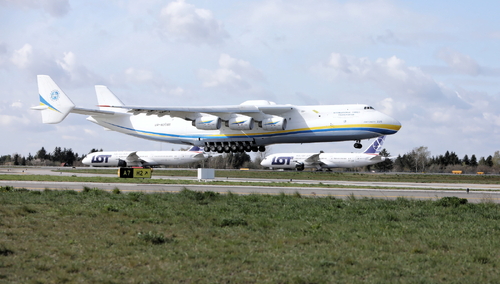 W Warszawie wylądował największy samolot świata ze sprzętem medycznym z Chin. Transport KGHM i Lotos