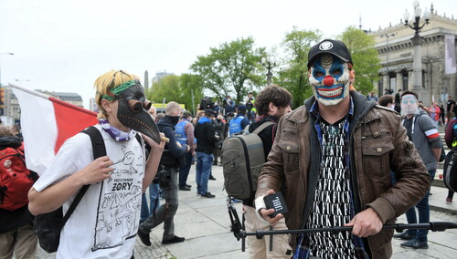 Warszawa: Na placu Defilad zbierają się uczestnicy strajku przedsiębiorców