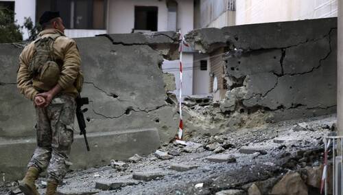 Libański żołnierz w pobliżu miejsca uszkodzonego przez rakietę