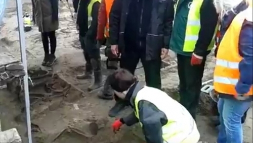 [Nasz News] Podczas ekshumacji szczątków na "Łączce" odkryto masowy grób pod grobami komunistów