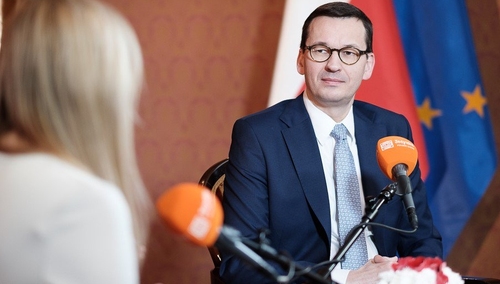 Premier: "Uważamy, że nasza złotówka lepiej dba o dobrobyt Polaków. Mamy szansę za 5-10 lat dogonić..."