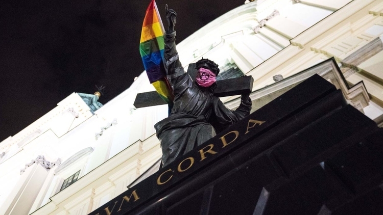 "Doszło do profanacji". Wiceminister złożył zawiadomienie do prokuratury ws. tęczowych flag na pomnikach
