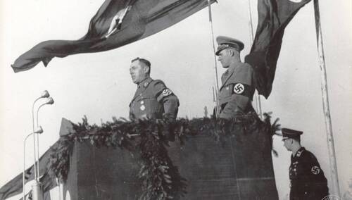 Albert Forster przemawiający z mównicy - zdjęcie ilustracyjne