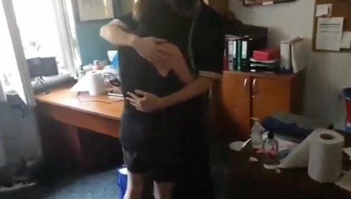 [video] Jak na "kobietę" pozostającą w związku "Margot" zachowuje się nieco dziwnie