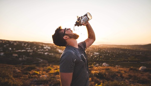 mężczyzna pijący wodę