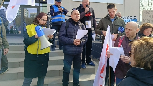 Protestujący w obronie pracowników IMGW