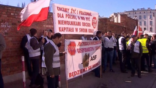 Kilkudziesięciu rolników protestowało przed MSZ i KPRM. Chcą lepszych relacji z Rosją