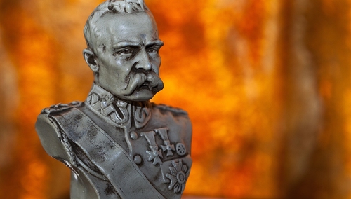 W Świnoujściu nieznani sprawcy odłupali twarz rzeźbie Marszałka Piłsudskiego