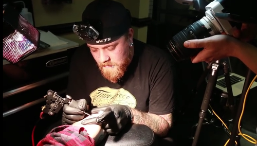 Manchester: tatuaż pszczoły odpowiedzią na terroryzm