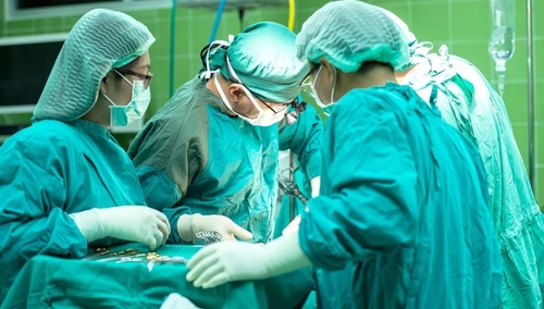 Kuźmiuk: Opozycja już bez argumentów w sprawie pieniędzy na zdrowie. "Nakłady rosną, także na onkologię"