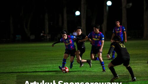 Gra trzema stoperami w piłce nożnej