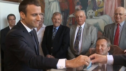 Wybory we Francji: zdecydowane zwycięstwo partii Emmanuela Macrona