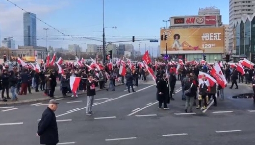 [video] Marsz Niepodległości. Potężnieje tłum na Rondzie Dmowskiego w Warszawie