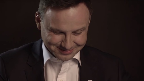 Prezydent publikuje mema z dystansem do oskarżeń o słynne zdjęcie na którym stoi: "Padłem"