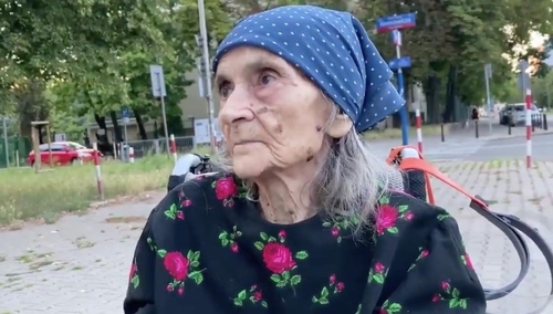 [video] Uczestniczyła w Powstaniu Warszawskim. Pokazano jej plakat W. Korkucia z Jej podobizną