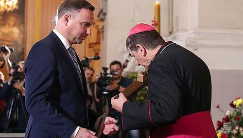 [video] Prezydent wręcza krzyż i składa hołd Polakom pomordowanym na Wołyniu