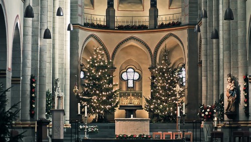 Ks. D.Wachowiak: Choć z wielu miejsc wyproszono Boga, ziemia w woni magicznych świąt ciągle Nim pachnie