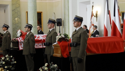 Ponowny pochówek Lecha i Marii Kaczyńskich. W uroczystości wezmą udział Andrzej Duda i Beata Szydło
