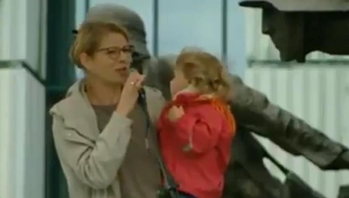 Matka o dwulatce: "Nie śpi, przy zasypianiu krzyczy: "Wolne sądy", "Konstytucja""