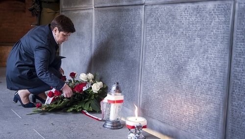 Premier Beata Szydło oddała hołd pomordowanym w Katyniu