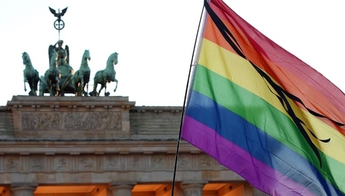 Niemcy: Bundestag przyznał homoseksualistom prawo do małżeństwa z adopcją dzieci