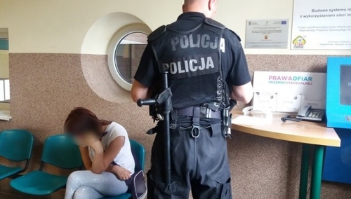 Policja zatrzymała pijaną matkę, której niemowlak wypadł z wózka