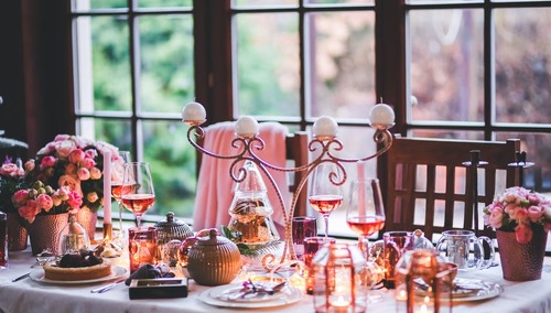 Nieoczekiwana kariera dworcowego baru Caritasu? Mencwel zareklamował, znany kucharz podchwycił