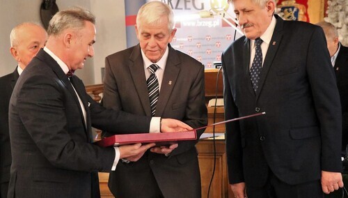 Kazimierz Kozłowski wraz z Walentym Wantuchem, szefem Solidarności w PKS-ie odbierają wyróżnienie.