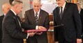 Kazimierz Kozłowski wraz z Walentym Wantuchem, szefem Solidarności w PKS-ie odbierają wyróżnienie.