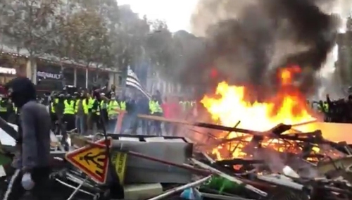 [video] Paryż płonie. Opłakany finał zamieszek dla stolicy Francji