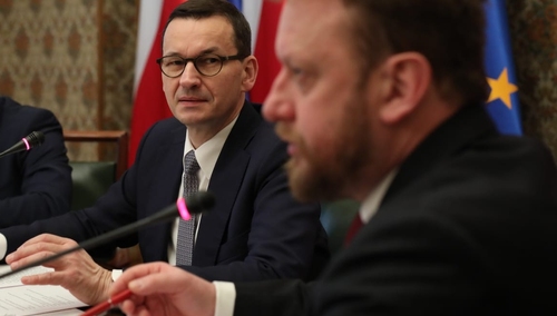 [online] Premier informuje o kolejnych obostrzeniach: 2 metry dystansu, ograniczenia handlowe, limit osób