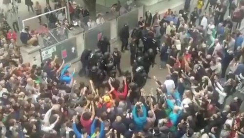 [video] Zamieszki w Katalonii, są ranni. Policja z całego kraju blokuje referendum