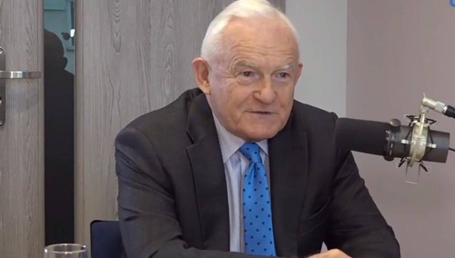 Leszek Miller pozdrawia swoich wyborców z dawnej ulicy Armii Czerwonej. Wizerunkowo wypada to słabo